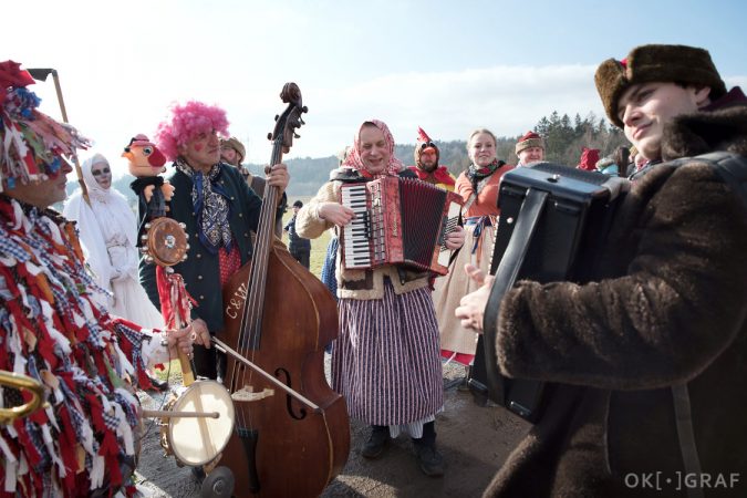 Folklorní soubor Horačky na masopustu v Rozstání. Okograf. Pavla Bernardová.