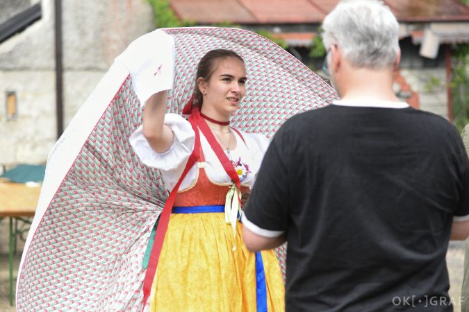 Horačky a ochrana před deštěm když není deštník. OKograf. Pavla Bernardová.