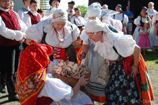 Folklorní soubor Horačky na Festivalu Karolíny Světlé.