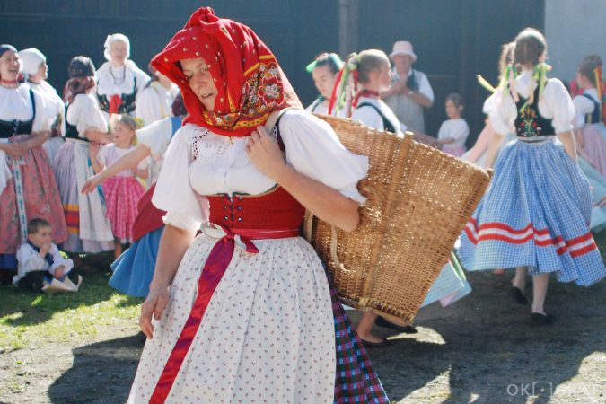 Představení folklorní skupiny Horačky na Festivalu Karolíny Světlé. Okograf. Pavla Bernardová.