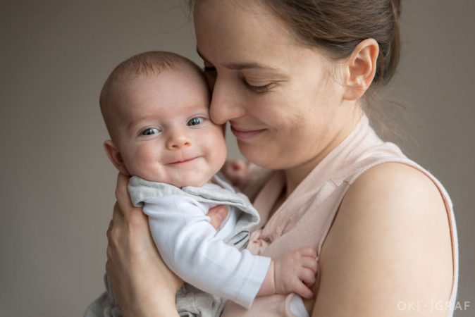 Spokojenost. Portrét dítěte v náručí maminky v přirozeném prostředí domova. Okograf. Pavla Bernardová.