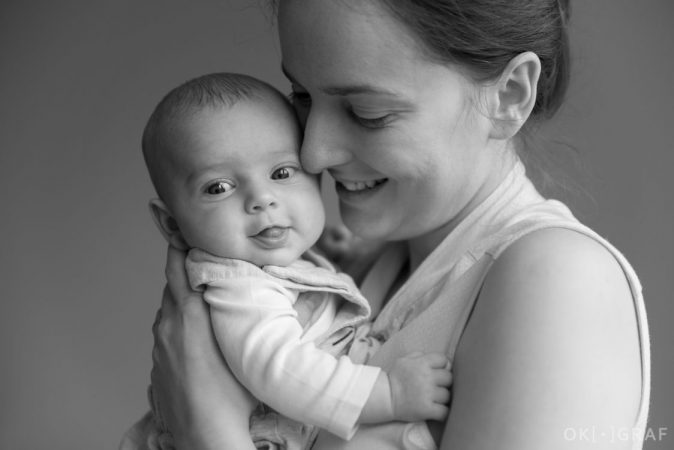 Rodinné focení v prostředí domova - maminka v náručí s dcerou. OKograf. Pavla Bernardová.