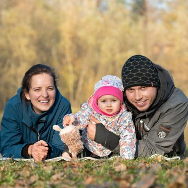 Rodinné focení na břehu rybníka při zapadajícím slunci. Okograf. Pavla Bernardová.