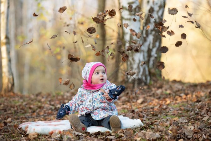 Podzimní romantický portrét dítěte s padajícím listím. Okograf. Pavla Bernardová.